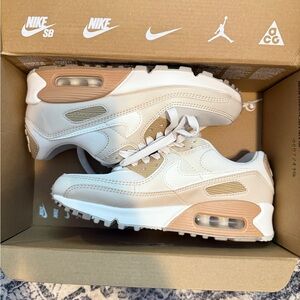 Nike Air Max 90 in Cream and Tan